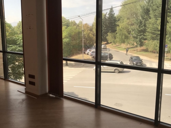 Дава се под наем Офис в Благоевград, Запад - 119 кв.м за 816 € - Снимка #1