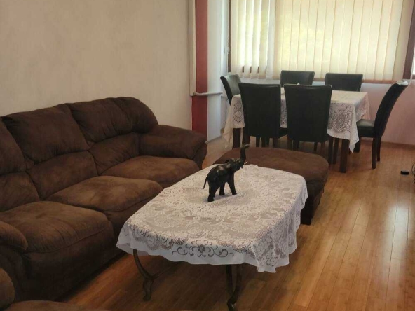 Дава се под наем Тристаен апартамент в Бургас, Възраждане - 90 кв.м за 663 € - Снимка #1