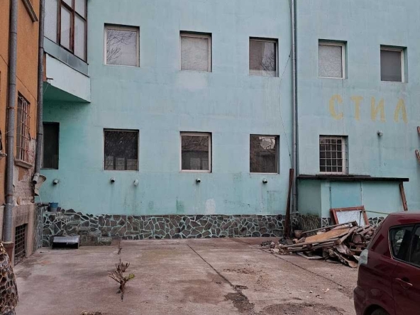 Промишлена сграда в Русе, Алеи Възраждане - 800 кв.м за 750 €/кв.м - Снимка #1