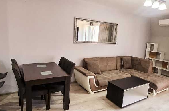 Дава се под наем Тристаен апартамент в Русе, Център - 96 кв.м за 560 € - Снимка #1