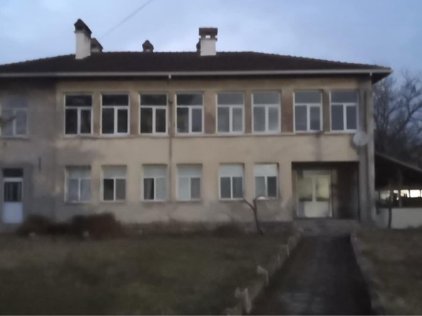 Дава се под наем Четиристаен апартамент в с. Синдел, Област Варна - 200 кв.м за 663 € - Снимка #1