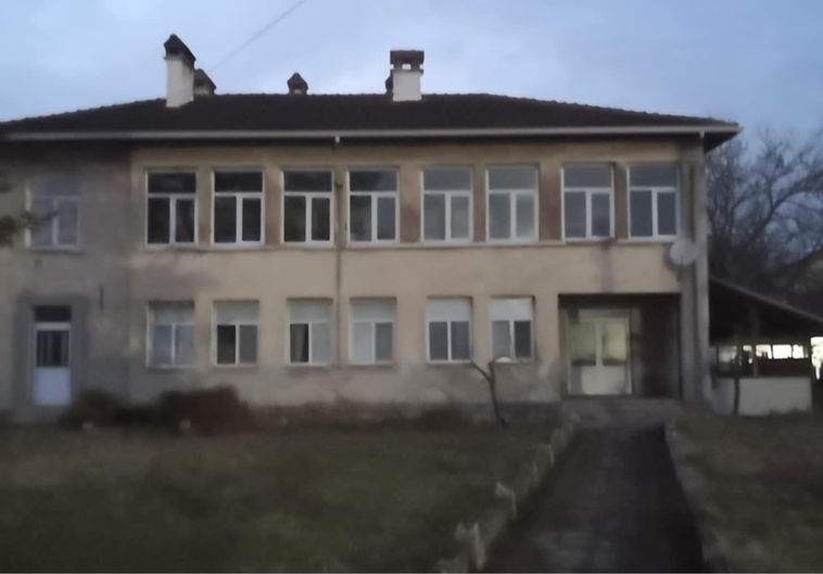 Дава се под наем Четиристаен апартамент в с. Синдел, Област Варна - 200 кв.м за 663 € - Снимка #1