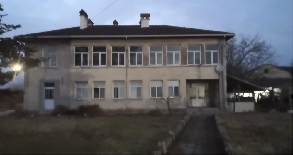 Дава се под наем Четиристаен апартамент в с. Синдел, Област Варна - 200 кв.м за 663 € - Снимка #1