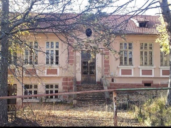 Къща в с. Долец, Област Търговище - 450 кв.м за 57 €/кв.м - Снимка #1