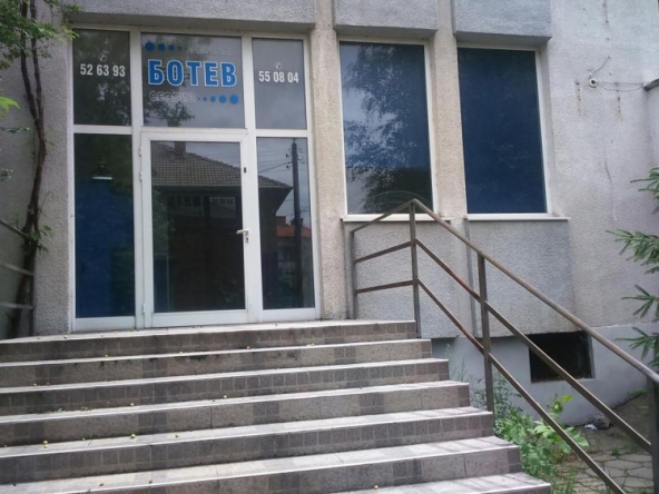 Дава се под наем Офис в Кюстендил, Център - 180 кв.м за 500 € - Снимка #1