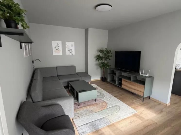 Дава се под наем Двустаен апартамент в Варна, Цветен квартал - 65 кв.м за 657.9 € - Снимка #1