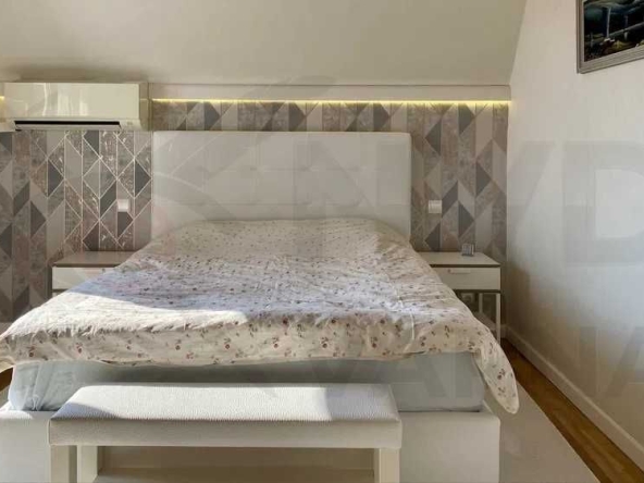 Дава се под наем Тристаен апартамент в Варна, Център - 98 кв.м за 877.71 € - Снимка #1