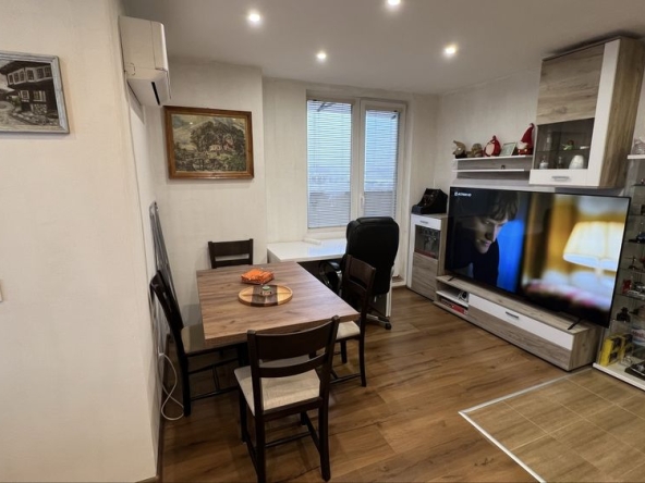 Дава се под наем Двустаен апартамент в Шумен, Математическа гимназия - 60 кв.м за 450 € - Снимка #1