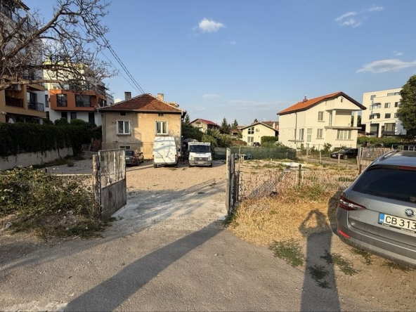 Дава се под наем Гараж / Паркомясто в София, НПЗ Изток - 800 кв.м за 816 € - Снимка #1