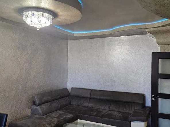 Дава се под наем Тристаен апартамент в Пловдив, Тракия - 68 кв.м за 511 € - Снимка #1