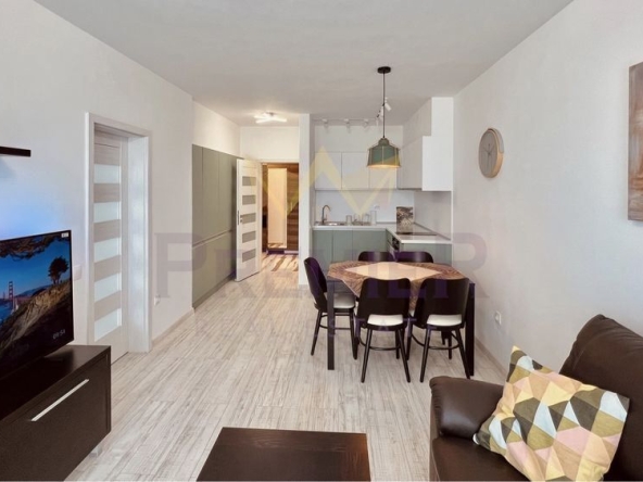 Дава се под наем Двустаен апартамент в Варна, Център - 80 кв.м за 714 € - Снимка #1