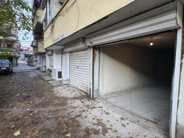 Дава се под наем Гараж / Паркомясто в Варна, Цветен квартал - 13 кв.м за 150 € - Снимка #1