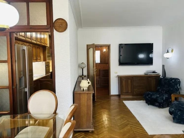 Дава се под наем Тристаен апартамент в Пловдив, Център - 100 кв.м за 997.05 € - Снимка #1