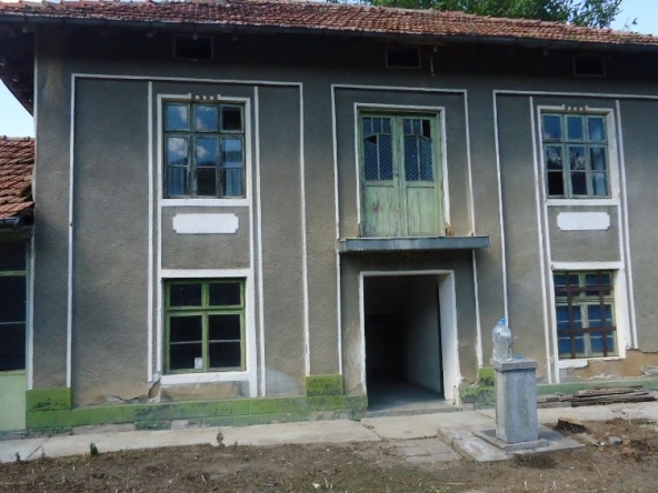 Къща в с. Веселиново, Област Шумен - 700 кв.м за 23 €/кв.м - Снимка #1