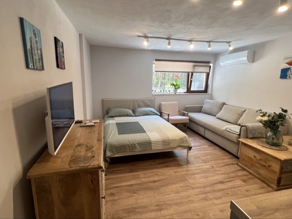 Дава се под наем Едностаен апартамент в Бургас, Център - 25 кв.м за 178.5 € - Снимка #1