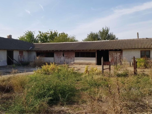 Дава се под наем Промишлена сграда в с. Йорданово, Област Силистра - 950 кв.м за 250 € - Снимка #1