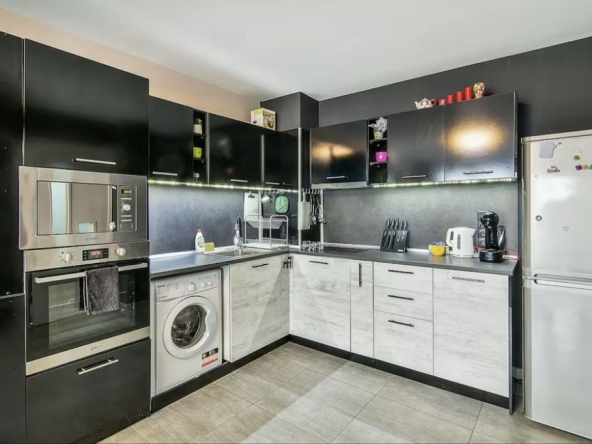 Дава се под наем Двустаен апартамент в к.к. Св.Св. Константин и Елена - 65 кв.м за 141.78 € - Снимка #1