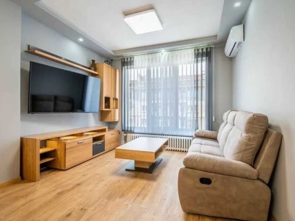 Дава се под наем Тристаен апартамент в София, Център - 88 кв.м за 1500 € - Снимка #1