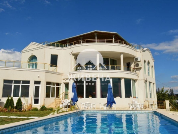Дава се под наем Хотел в Варна, Бриз - 850 кв.м за 2700 € - Снимка #1