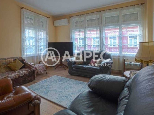 Дава се под наем Многостаен апартамент в Разград, Център - 118 кв.м за 460 € - Снимка #1