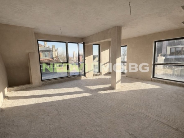 Тристаен апартамент в Варна, Генералите - 217 кв.м за 807 €/кв.м - Снимка #1