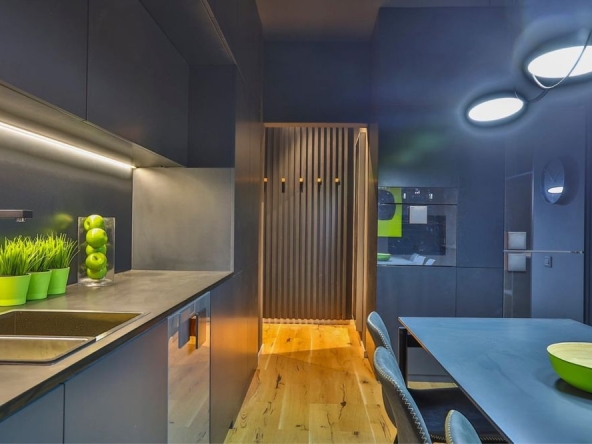 Дава се под наем Тристаен апартамент в София, Център - 70 кв.м за 1250 € - Снимка #1