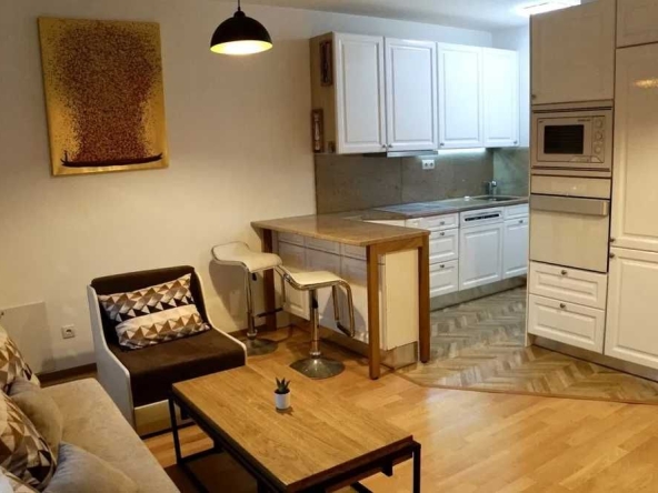 Дава се под наем Тристаен апартамент в София, Малинова долина - 100 кв.м за 600 € - Снимка #1