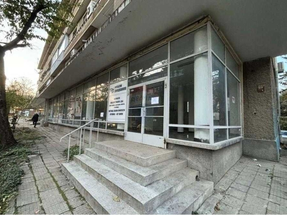 Дава се под наем Магазин в Шумен, Математическа гимназия - 269 кв.м за 1504 € - Снимка #1