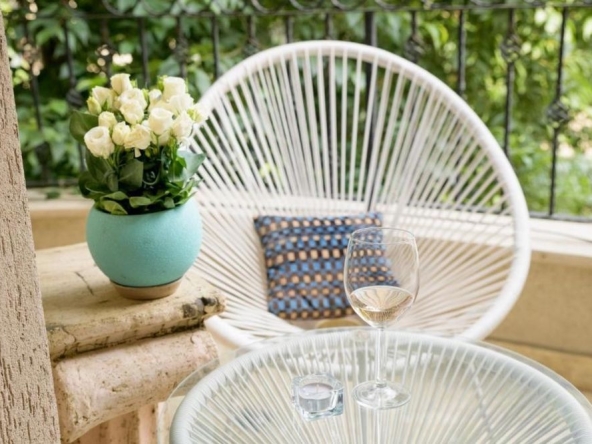 Дава се под наем Тристаен апартамент в Варна, Център - 93 кв.м за 1200 € - Снимка #1