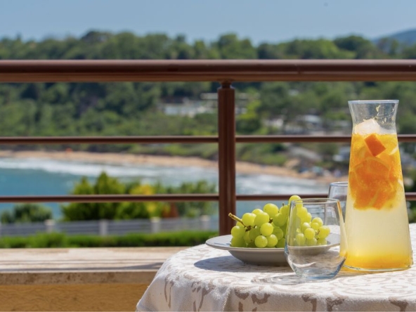 Дава се под наем Двустаен апартамент в Черноморец - 72 кв.м за 1428 € - Снимка #1