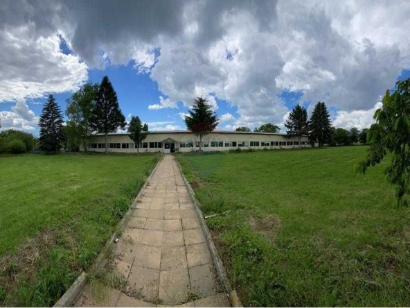 Промишлена сграда в с. Езерче, Област Разград - 8000 кв.м за 39 €/кв.м - Снимка #1