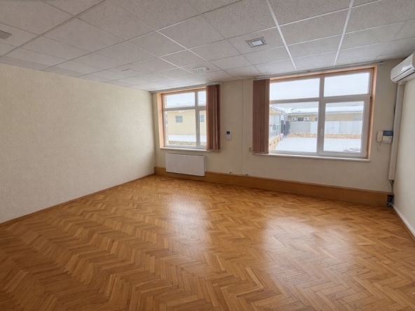 Дава се под наем Офис в Добрич, Северен парк - 50 кв.м за 149.43 € - Снимка #1