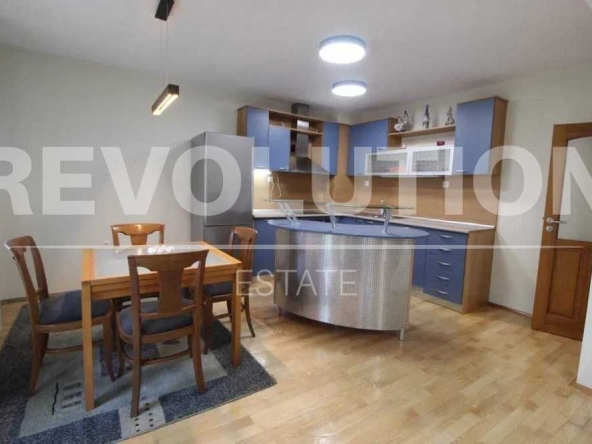 Дава се под наем Тристаен апартамент в Варна, Център - 115 кв.м за 498.27 € - Снимка #1