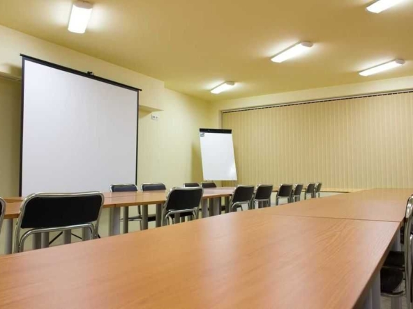 Дава се под наем Офис в Смолян, Каптажа - 300 кв.м за 498.27 € - Снимка #1