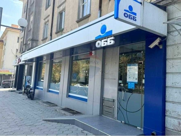 Дава се под наем Магазин в Шумен, Център - 151 кв.м за 2567 € - Снимка #1