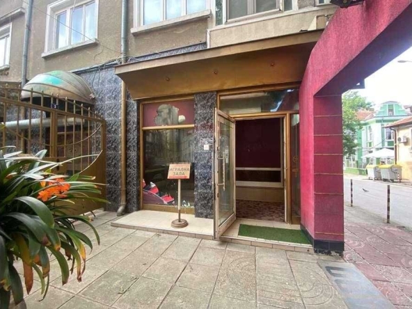 Дава се под наем Магазин в Шумен, Център - 94 кв.м за 1377 € - Снимка #1
