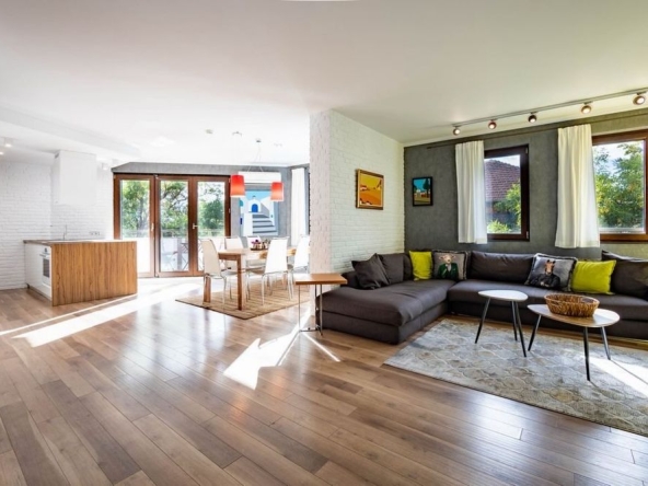 Дава се под наем Тристаен апартамент в Пловдив, Съдийски - 197 кв.м за 1700 € - Снимка #1