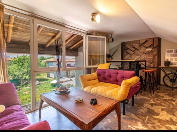 Етаж от къща в с. Волуяк, Област София-град - 200 кв.м за 1095 €/кв.м - Снимка #1