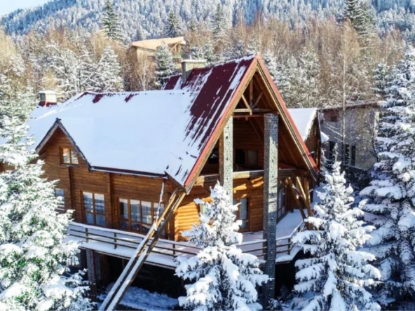 Дава се под наем Къща в Банско - 685 кв.м за 1122 € - Снимка #1