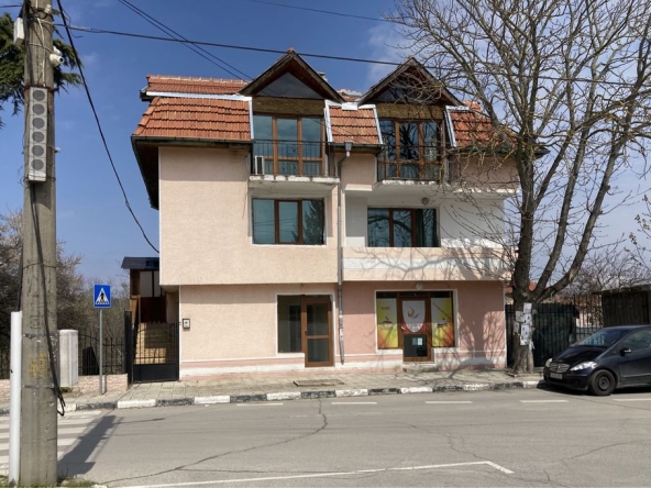 Дава се под наем Къща в с. Звездица, Област Варна - 270 кв.м за 900 € - Снимка #1