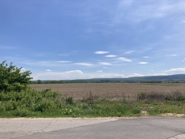 Земеделски имот в с. Нови хан, Област София-област -  кв.м за 9167 €/дка - Снимка #1