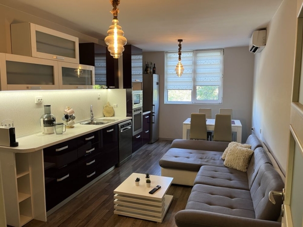 Дава се под наем Тристаен апартамент в Плевен, Широк център - 82 кв.м за 408 € - Снимка #1