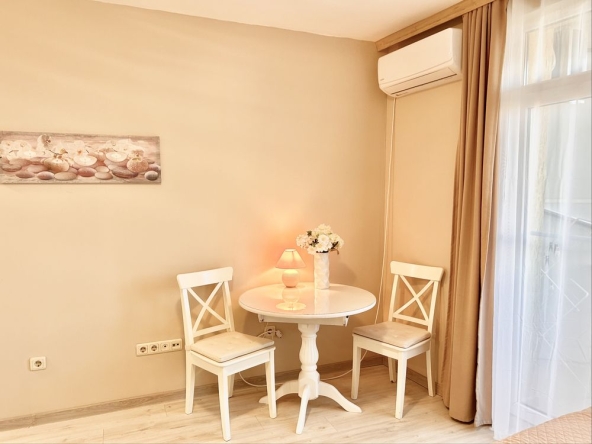 Дава се под наем Едностаен апартамент в к.к. Св.Св. Константин и Елена - 30 кв.м за 450 € - Снимка #1