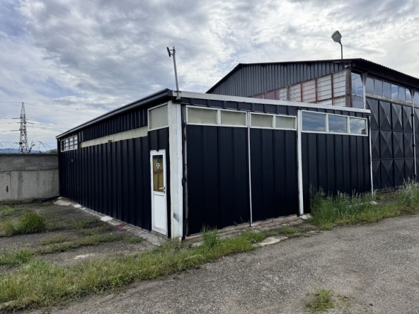 Дава се под наем Промишлена сграда в Казанлък - 100 кв.м за 198.9 € - Снимка #1