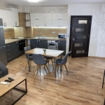 Дава се под наем Тристаен апартамент в Варна, Колхозен пазар - 98 кв.м за 612 € - Снимка #1