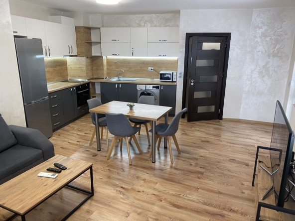 Дава се под наем Тристаен апартамент в Варна, Колхозен пазар - 98 кв.м за 612 € - Снимка #1