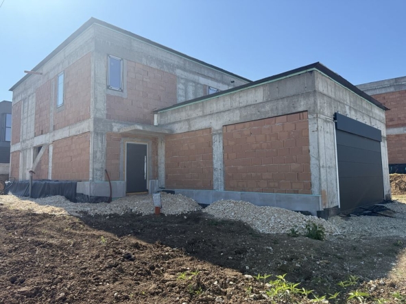 Къща в с. Ралево, Област Плевен - 257 кв.м за 1467 €/кв.м - Снимка #1