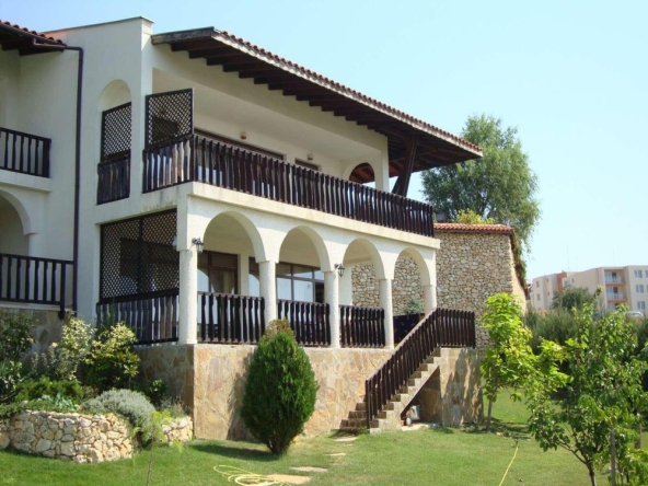 Къща в Бургас, Изгрев - 311 кв.м за 1673 €/кв.м - Снимка #1