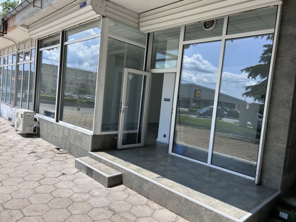 Дава се под наем Магазин в Казанлък - 60 кв.м за 612 € - Снимка #1