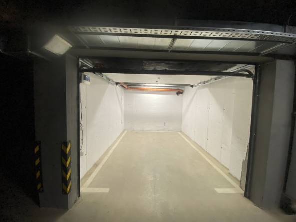 Дава се под наем Гараж / Паркомясто в Варна, Цветен квартал - 20 кв.м за 102 € - Снимка #1